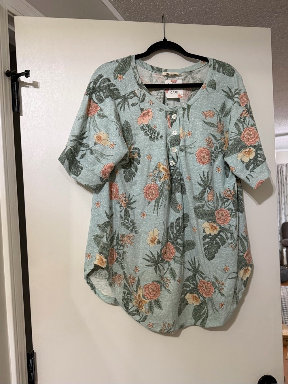 Blumin Floral Button-Front Mint Green Short-Sleeve Top
Forever in Paradise